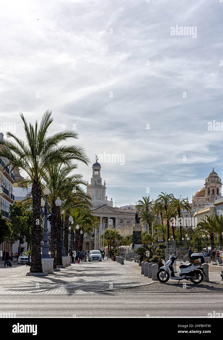 Vista de la Plaza de San Juan de Dios con el Ayuntamiento y estatua a Moret en Cádiz Stockfoto