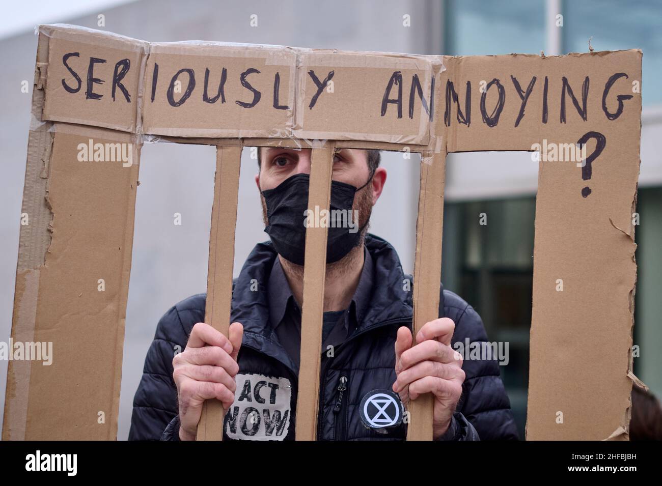 Edinburgh Schottland, Großbritannien Januar 15 2022. Protestierende der Extinction Rebellion gehen von Holyrood zu den Regierungsbüros des Vereinigten Königreichs, dem Queen Elizabeth House, um gegen die Verurteilung der britischen Regierung zum Polizeiverbrechen und gegen das Gerichtsgesetz zu protestieren. Kredit sst/alamy live News Stockfoto