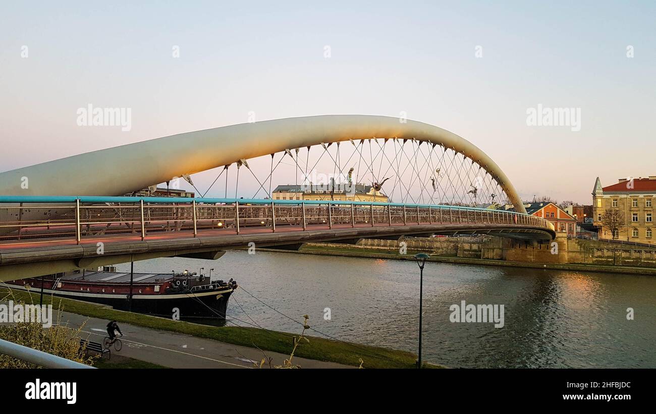 Pater Bernatek Fußgängerbrücke über den Fluss Vistuala zwischen dem Kazimierz-Viertel und dem Podgorze-Viertel im Zentrum von Krakau (Krakau). Stockfoto