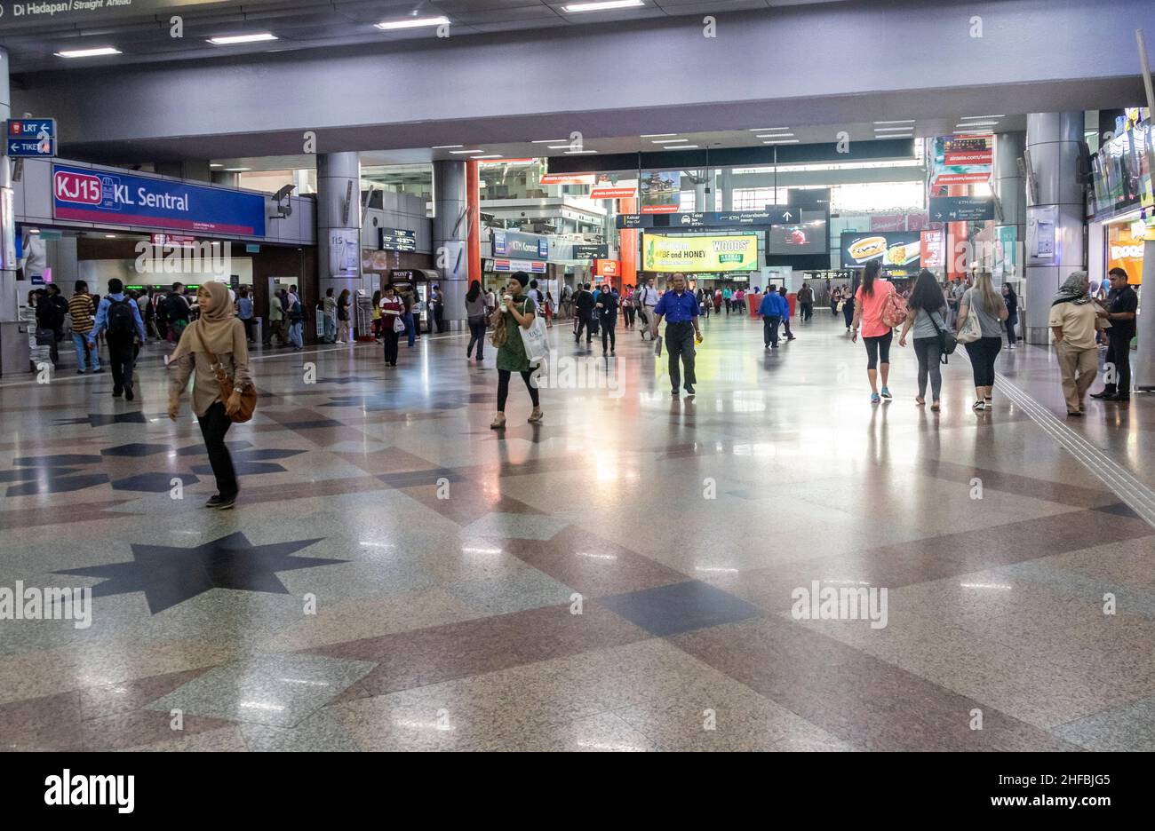 Passagiere am Kuala Lumpur Sentral Bahnhof Malaysia Stockfoto