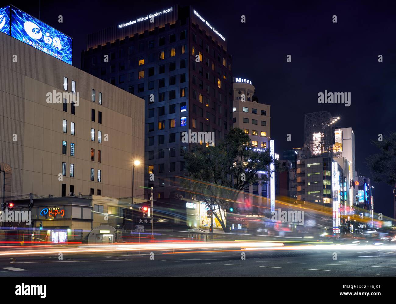 Tokio, Japan - 24. Oktober 2019: Blick auf eine der Haupteinkaufsstraßen des Ginza-Viertels, die Harumi dori Avenue bei heller Nachtbeleuchtung. Stockfoto