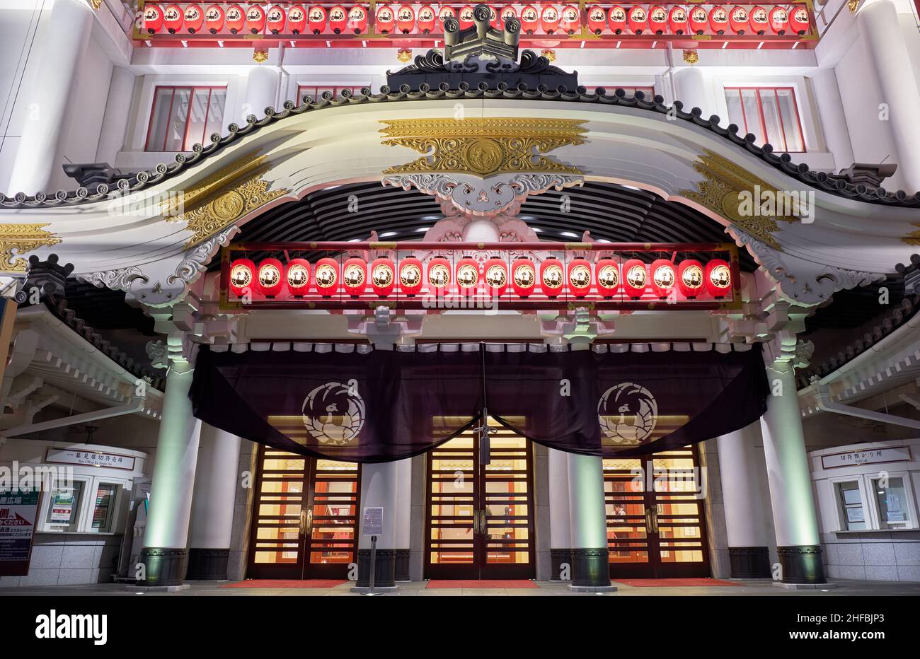 Tokio, Japan - 24. Oktober 2019: Die Nachtansicht des berühmten Kabukiza-Theatergebäudes, das Wahrzeichen von Ginza und das Haupttheater in Tokio für die Stockfoto