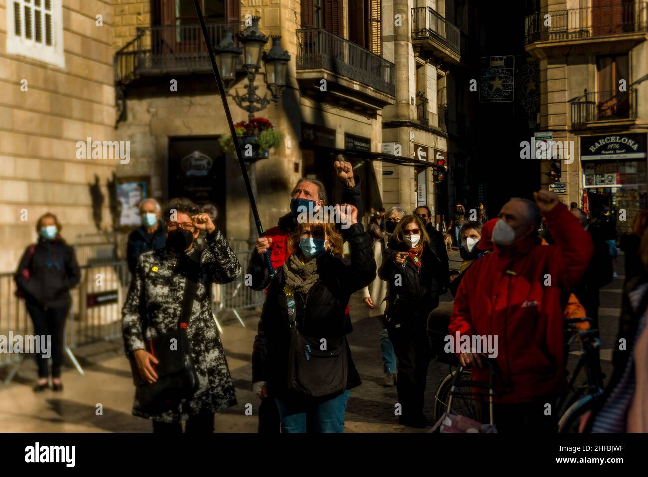 Barcelona, Spanien. 15th Januar 2022. Katalanische Separatisten protestieren vor der katalanischen Regierung, nachdem der ehemalige Polizeiinspektor Jose Manual Villarejo Spaniens Geheimdienst CNI während einer Anhörung vor Spaniens höchstem Strafgericht 2017 mit den dschihadistischen Terroranschlägen in Barcelona und Cambrils in Verbindung gebracht hatte, bei denen er unter anderem wegen Bestechung, Fälschung, Erpressung und Einflussnahme angeklagt wurde. Quelle: Matthias Oesterle/Alamy Live News Stockfoto