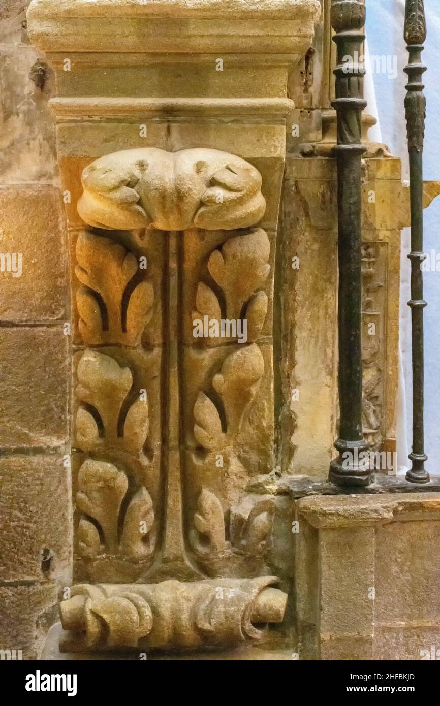 Chapiter de una columna de la catedral de Santiago de Compostela, Galicien, España Stockfoto