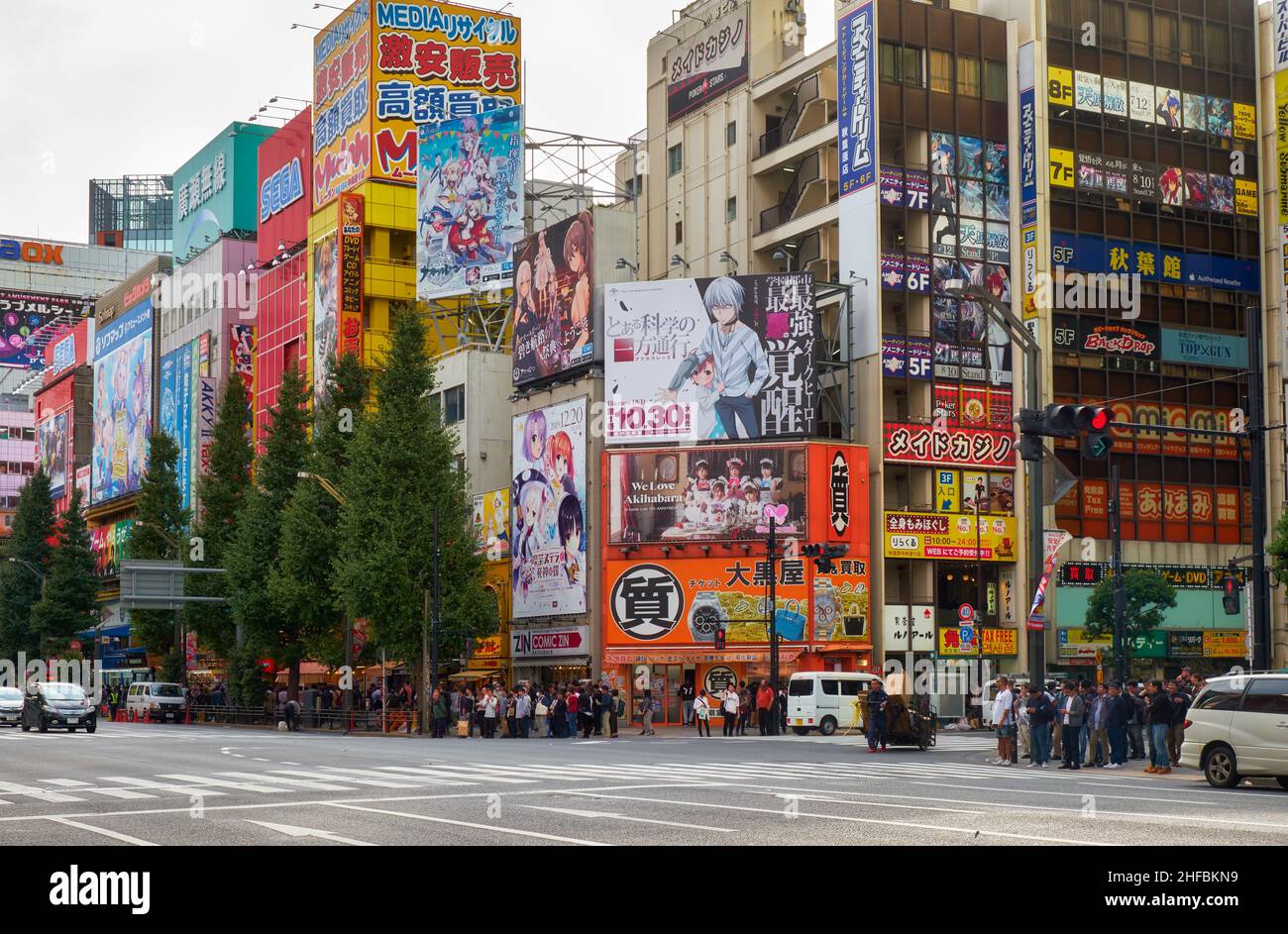 Tokio, Japan - 26. Oktober 2019: Blick auf die Kreuzung von Akihabara, umgeben von den vielen Ikonen der Manga-, Anime- und Elektronikgeschäfte. Chiyoda-Station. Tokio Stockfoto