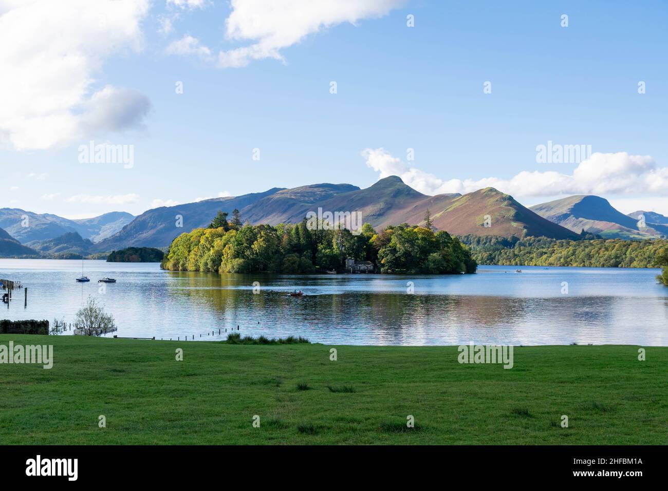 Wunderschöne Aussicht auf Derwentwaterin der malerischen Marktstadt Keswick im Lake District, England. Der See ist drei Meilen lang und wird vom Ri gespeist Stockfoto