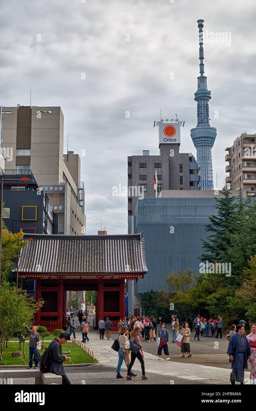 Tokio, Japan - 24. Oktober 2019: Blick auf das Notenmon-Tor des buddhistischen Senso-ji-Tempels mit dem Tokyo Skytree-Turm im Hintergrund. Asakusa. Tokio. Stockfoto