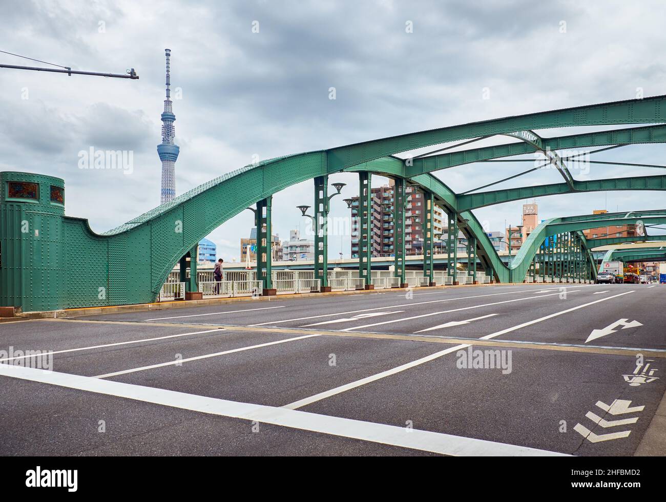 Umayabashi oder die Umaya-Brücke (Pferdestall), die dreibogenige Brücke mit durchgehenden Verbundträgern, die den Sumida-Fluss überspannen. Tokio. Japan Stockfoto