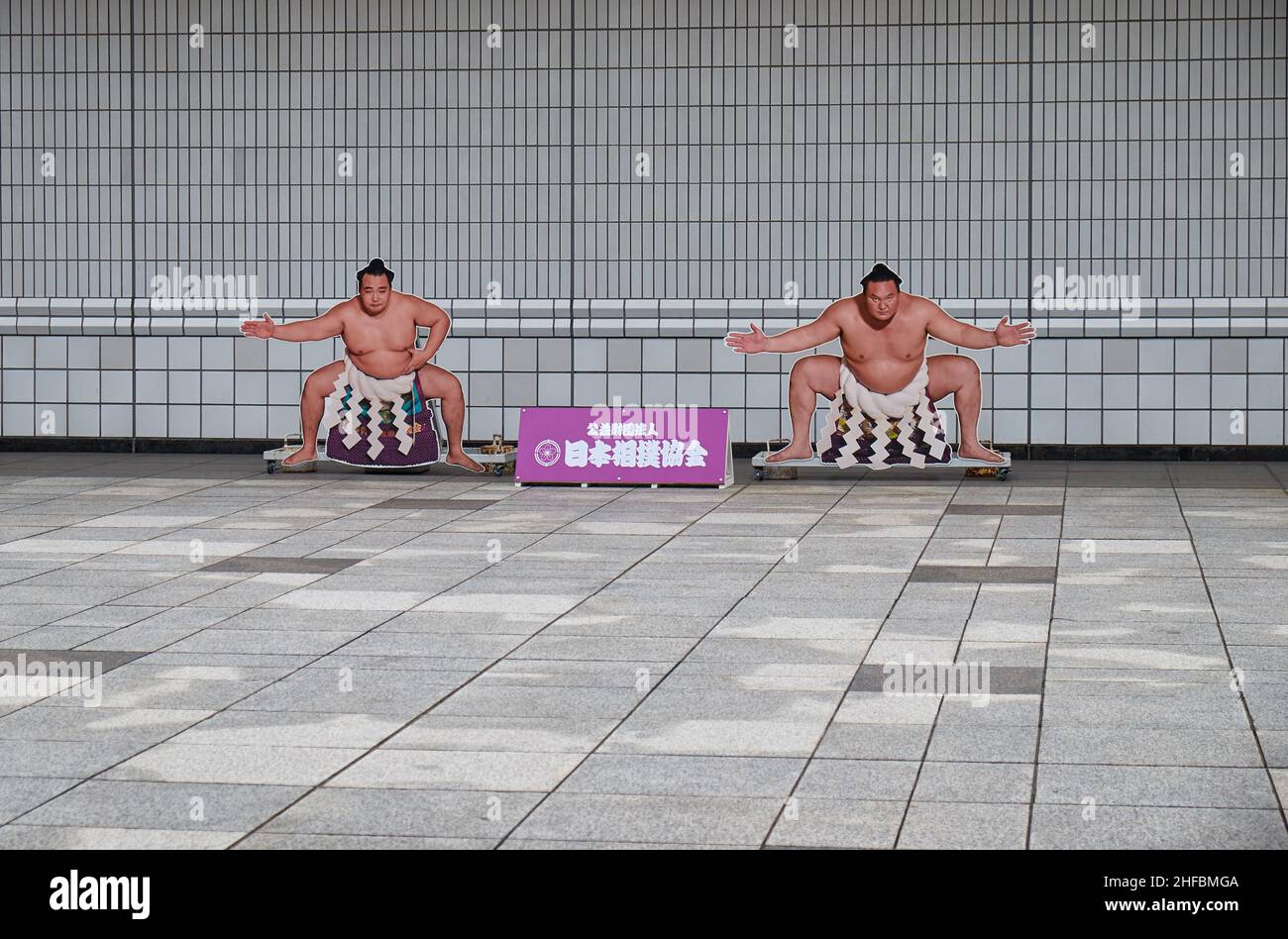 Tokio, Japan - 24. Oktober 2019: Die Figuren der Yokozuna Hakuho 69th und der Yokozuna Kakuyu 71th im Fotobereich vor Ryogoku Kokugikan Stockfoto