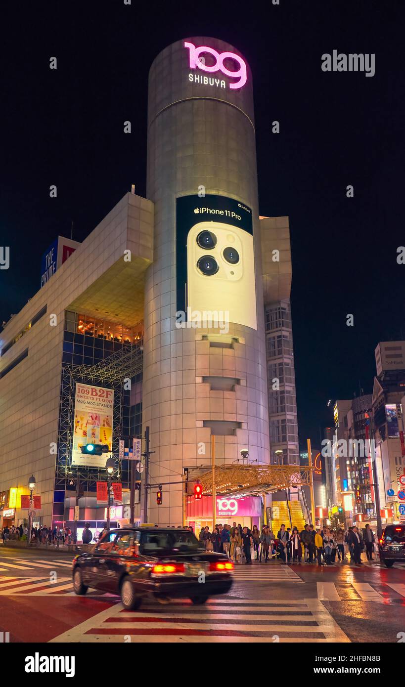 Tokio, Japan - 25. Oktober 2019: Die Nachtansicht einer der Kreuzung des Einkaufsviertels Shibuya, umgeben von hellen Werbespots und Spruchbändern. Tokio Stockfoto