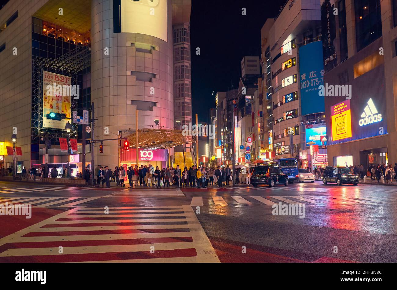 Tokio, Japan - 25. Oktober 2019: Die Nachtansicht einer der Kreuzung des Einkaufsviertels Shibuya, umgeben von hellen Werbespots und Spruchbändern. Tokio Stockfoto