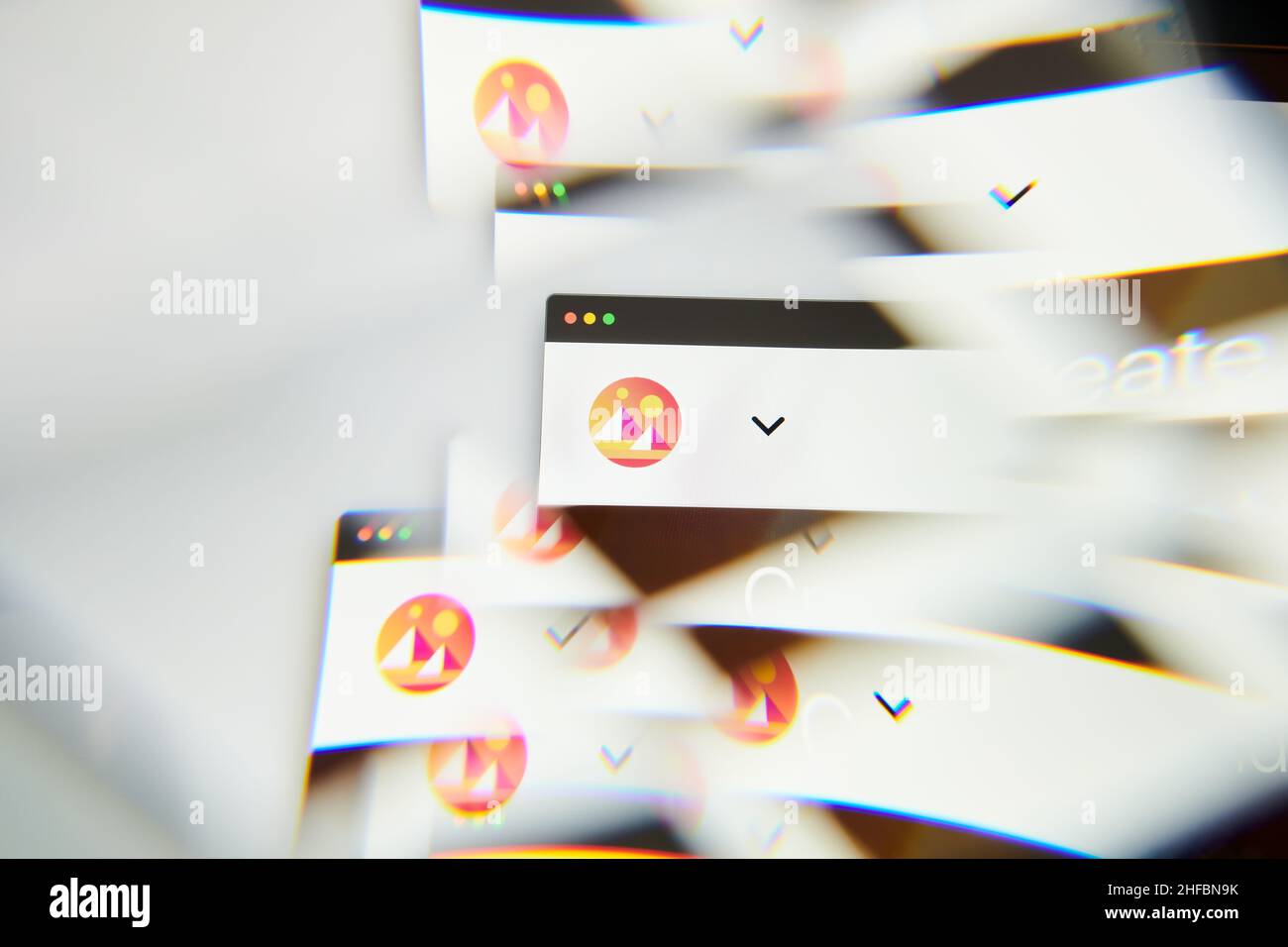 Mailand, Italien - 11. Januar 2022: Decentraland - MANA-Logo auf Laptop-Bildschirm durch ein optisches Prisma gesehen. Dynamisches und einzigartiges Image von decentraland, Stockfoto