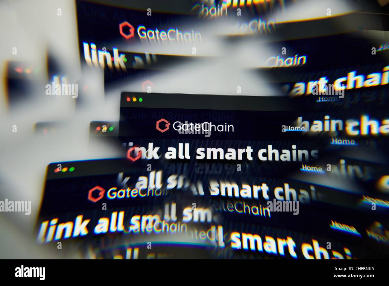 Mailand, Italien - 11. Januar 2022: Gatetoken - GT-Logo auf Laptop-Bildschirm durch ein optisches Prisma gesehen. Dynamische und einzigartige Bild Form gatetoken, GT-Münze Stockfoto