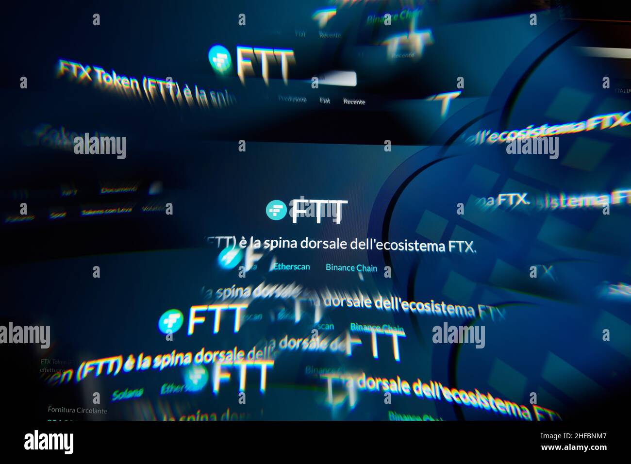 Mailand, Italien - 11. Januar 2022: ftx Token - FTT-Logo auf Laptop-Bildschirm durch ein optisches Prisma gesehen. Dynamisches und einzigartiges Image Form ftx Token, FTT Coi Stockfoto
