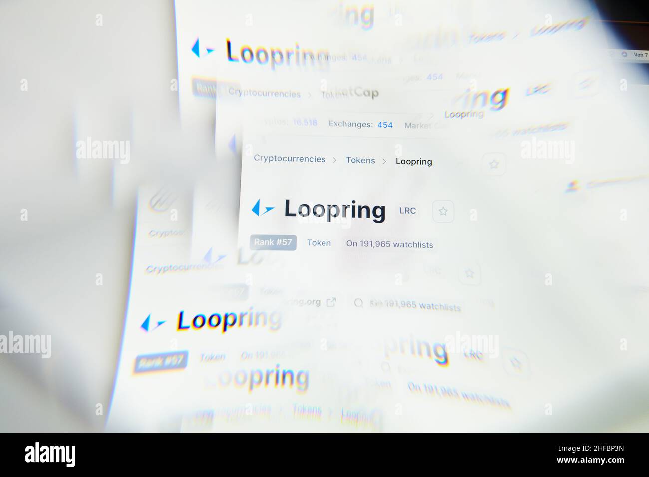 Mailand, Italien - 11. Januar 2022: Loopring - LRC-Logo auf Laptop-Bildschirm durch ein optisches Prisma gesehen. Dynamische und einzigartige Bild Form Loopring, LRC Münze Stockfoto