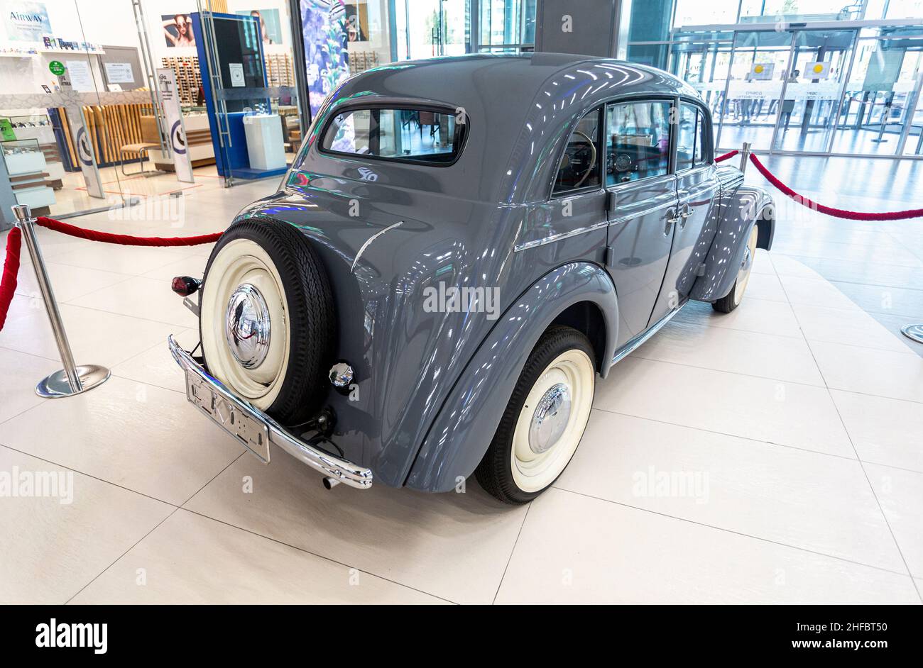 Samara, Russland - 16. Oktober 2021: Oldtimer Moskvich-400 Made in USSR 1940s Kompaktwagen auf Basis des deutschen Opel Kadett K38 Stockfoto