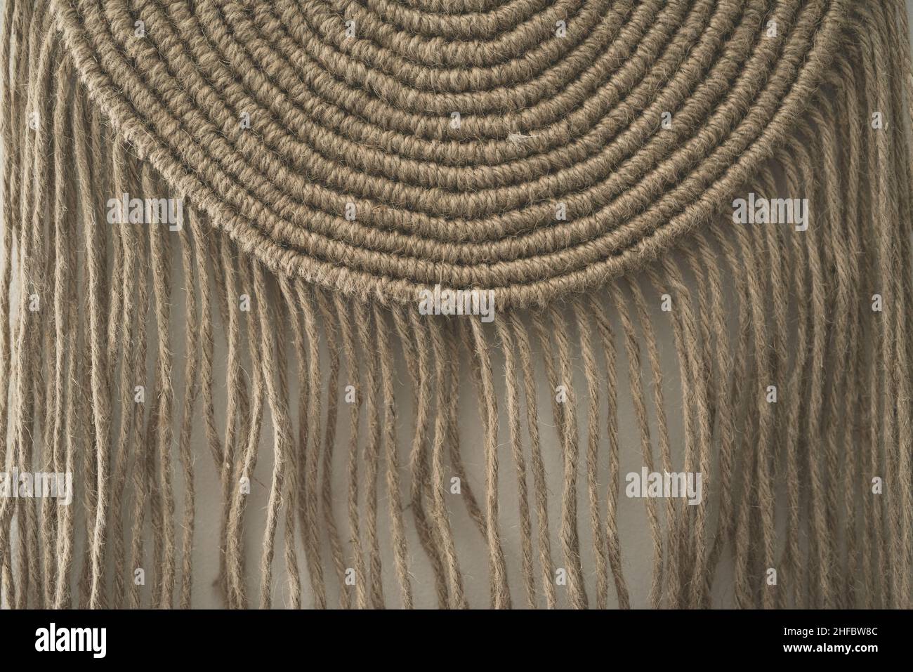 Handgemachte Makramé Jute Halbkreis Wanddekoration mit Makramé handgefertigten Knüpftechnik Stockfoto