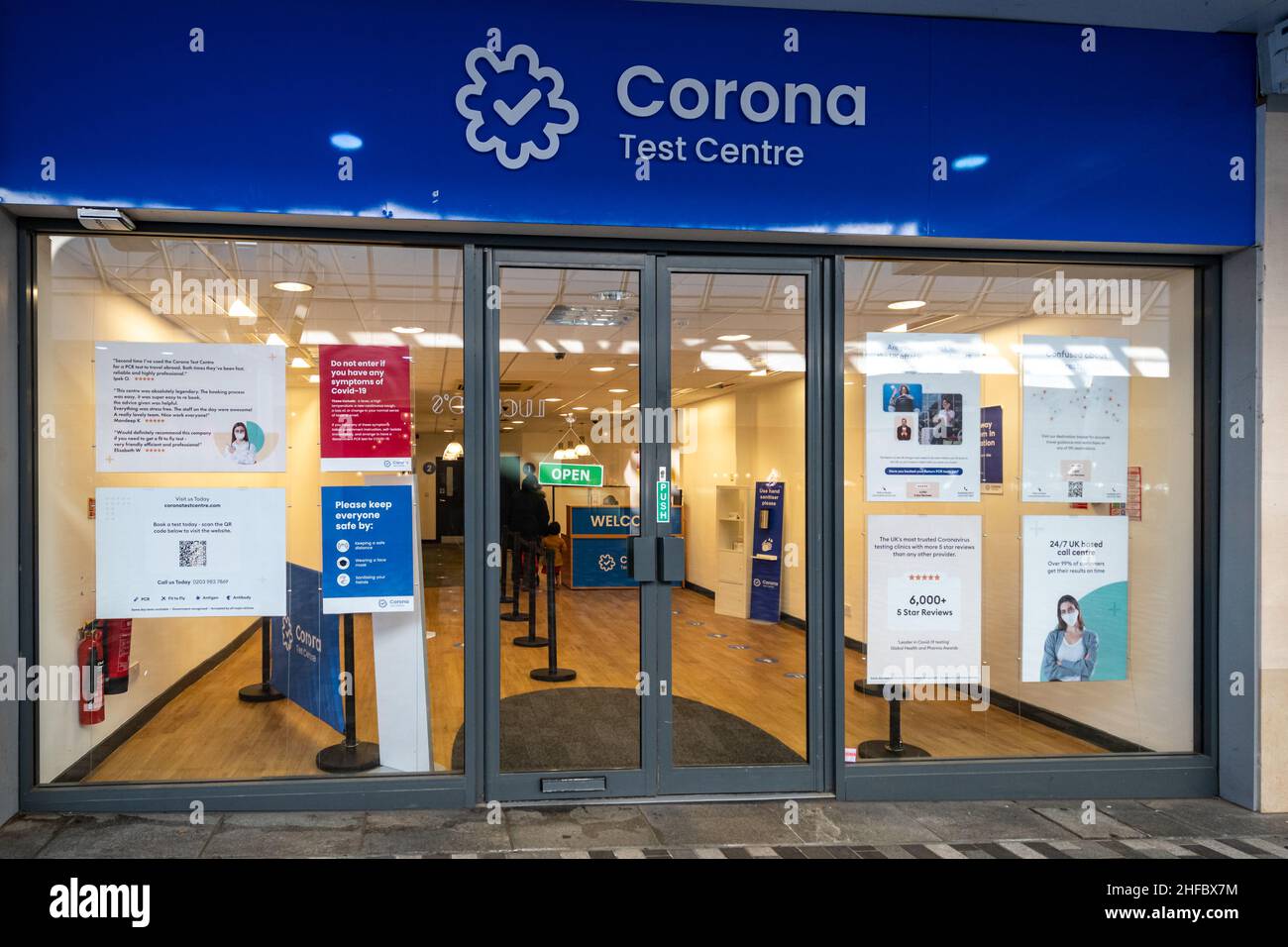 Januar 2022. Ein Corona-Testzentrum im Stadtzentrum von Woking, Surrey, Großbritannien, das PCR-Tests auf das Covid-19-Coronavirus an asymptomatischen Menschen vor und nach einer Auslandsreise durchführt. Stockfoto