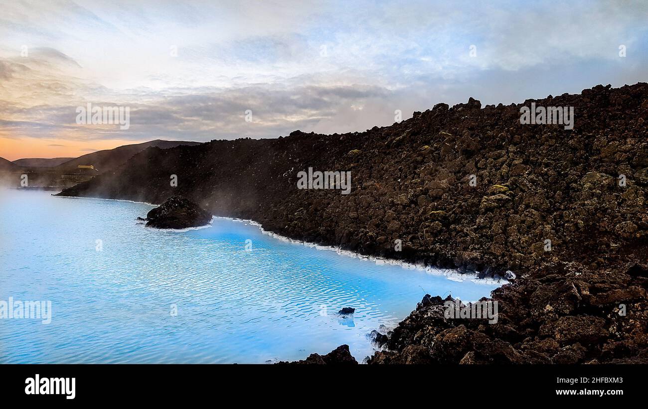 Blue Lagoon Iceland Heilwasser zur Entspannung mit Felshintergrund. Ruhe friedliche allein Konzept Stockfoto