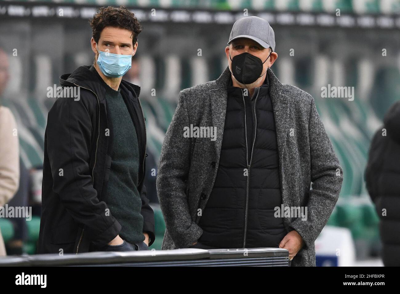Wolfsburg, Deutschland. 15th Januar 2022. Fußball: Bundesliga, VfL Wolfsburg - Hertha BSC, Matchday 19 in der Volkswagen Arena. Der Berliner Sportdirektor Arne Friedrich (l.) und der Wolfsburg-Geschäftsführer Jörg Schmadtke stehen vor dem Spiel zusammen. Quelle: Swen Pförtner/dpa - WICHTIGER HINWEIS: Gemäß den Anforderungen der DFL Deutsche Fußball Liga und des DFB Deutscher Fußball-Bund ist es untersagt, im Stadion und/oder vom Spiel aufgenommene Fotos in Form von Sequenzbildern und/oder videoähnlichen Fotoserien zu verwenden oder zu verwenden./dpa/Alamy Live News Stockfoto