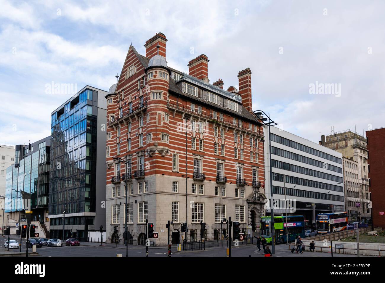 Liverpool, Großbritannien - 6. Januar 2020: Das Albion House, auch bekannt als 30 James Street und White Star Building, ist ein einzigartiges rot-weiß gestreifte Bürogebäude Stockfoto