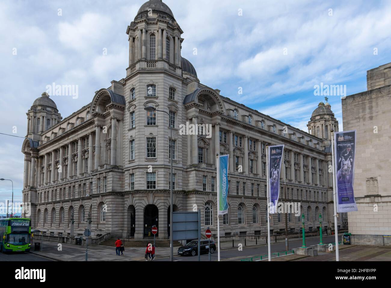 Liverpool, Großbritannien - 6. Januar 2020: Das Royal Liver Building ist eines der bekanntesten architektonischen Gebäude Liverpools. Die berühmten Lebervögel werden beobachtet Stockfoto