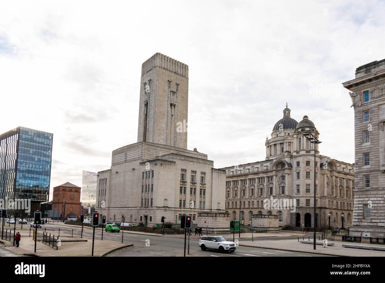 Liverpool, Großbritannien - 6. Januar 2020: Das Royal Liver Building ist eines der bekanntesten architektonischen Gebäude Liverpools. Die berühmten Lebervögel werden beobachtet Stockfoto