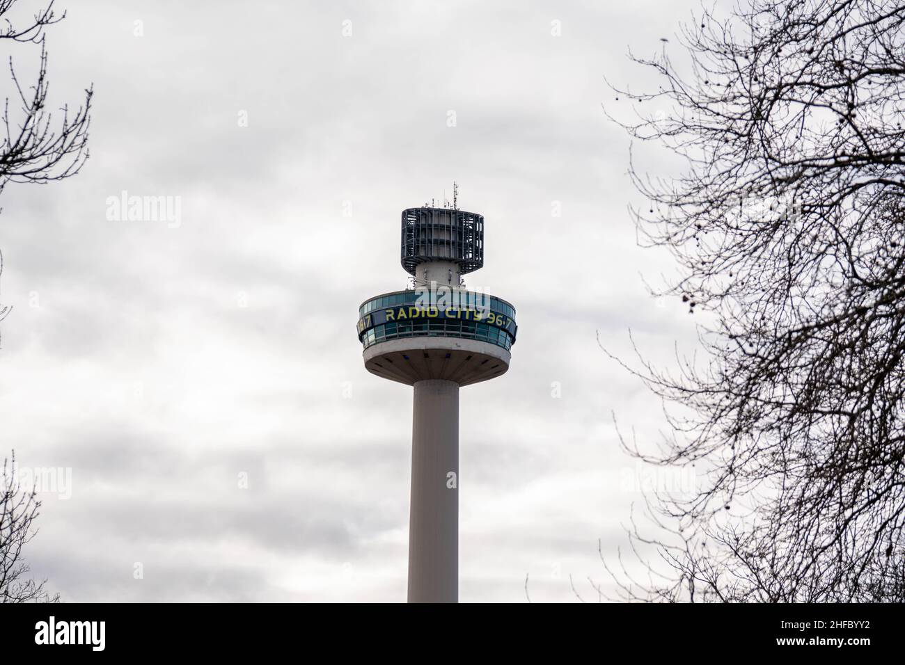 Der Radio City Tower (auch bekannt als St. John's Beacon) ist ein Funk- und Beobachtungsturm in Liverpool, Großbritannien. Es ist das zweithöchste freistehende Bauwerk Stockfoto