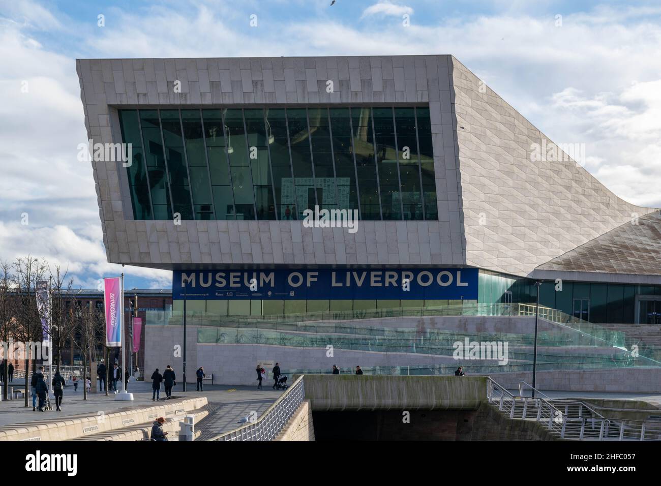 Liverpool, Großbritannien - 6. Januar 2020: Das Museum of Liverpool wurde 2011 eröffnet und erzählt die Geschichte von Liverpool und seinen Menschen durch Ausstellungen, Sammlungen und Ausstellungen Stockfoto