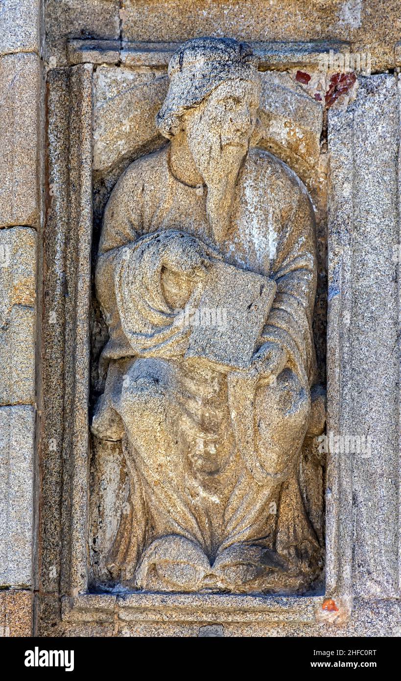Estatua románica obra del Maestro Mateo en la puerta Santa de la Catedral de Santiago de Compostela en la plaza de Quintana, Galicien Stockfoto