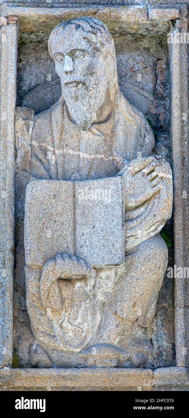 Estatua románica obra del Maestro Mateo en la puerta Santa de la Catedral de Santiago de Compostela en la plaza de Quintana, Galicien Stockfoto