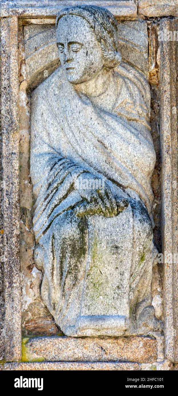 Estatua románica de San Juan obra del Maestro Mateo en la puerta Santa de la Catedral de Santiago de Compostela en la plaza de Quintana, Galicien Stockfoto