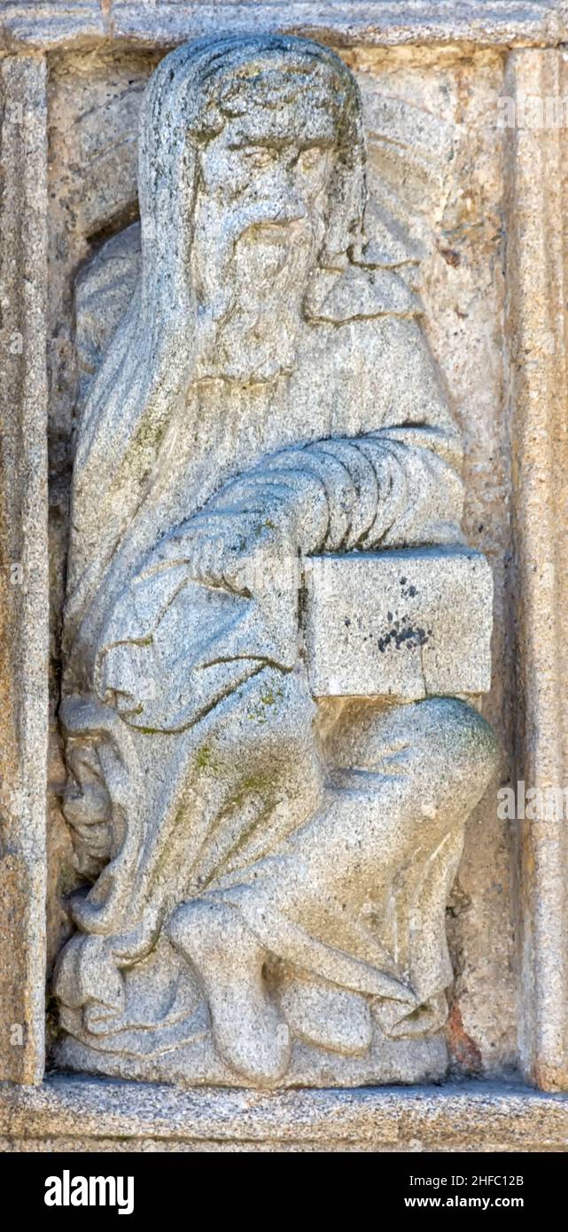 Estatua románica de Habacuc obra del Maestro Mateo en la puerta Santa de la Catedral de Santiago de Compostela en la plaza de Quintana, Galicien Stockfoto