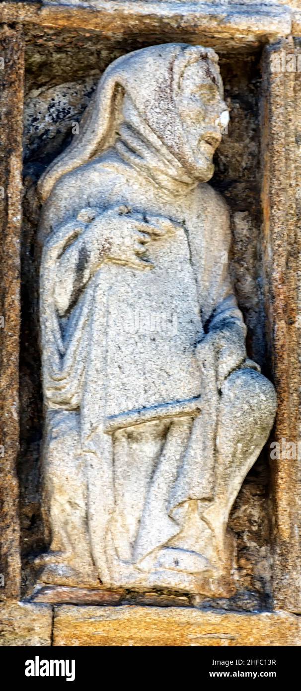 Estatua románica de Malaquías obra del Maestro Mateo en la puerta Santa de la Catedral de Santiago de Compostela en la plaza de Quintana, Galicien Stockfoto