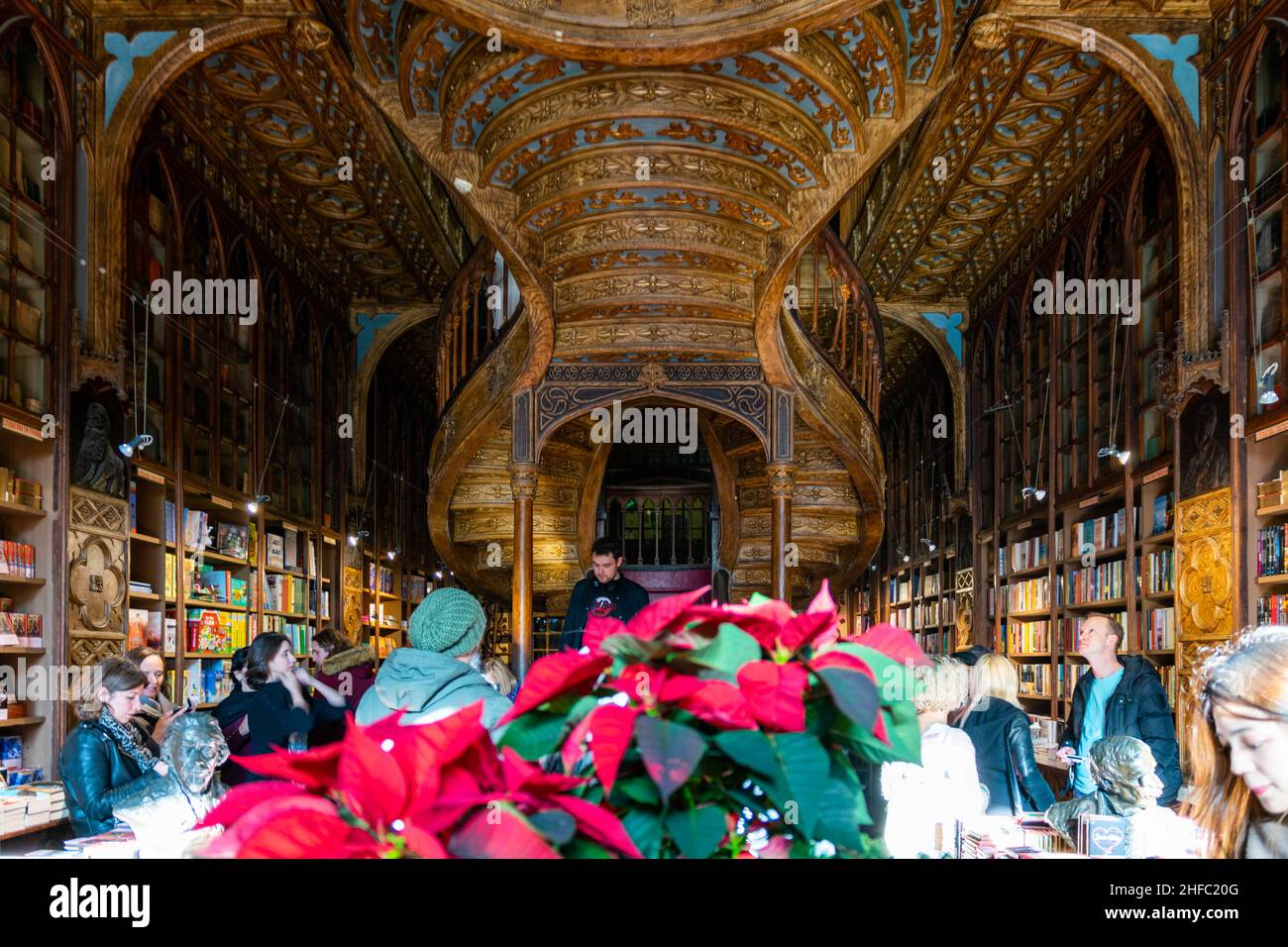 Porto, Portugal - 18. November 2019: Im berühmten Lello Buchladen. Beliebtes Touristenziel, gilt als eines der schönsten in Europa, sa Stockfoto