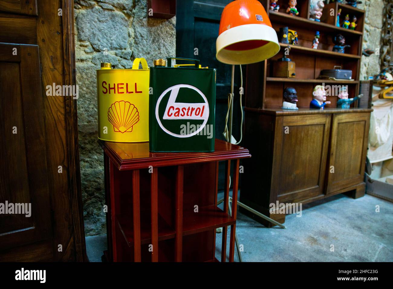 Porto, Portugal - 18 Nov 2020: Alte alte alte Shell und Castrol Ölkanister auf einem Holztisch in einem Haus. Einrichtung im Retro-Stil der alten Schule. Retro l Stockfoto