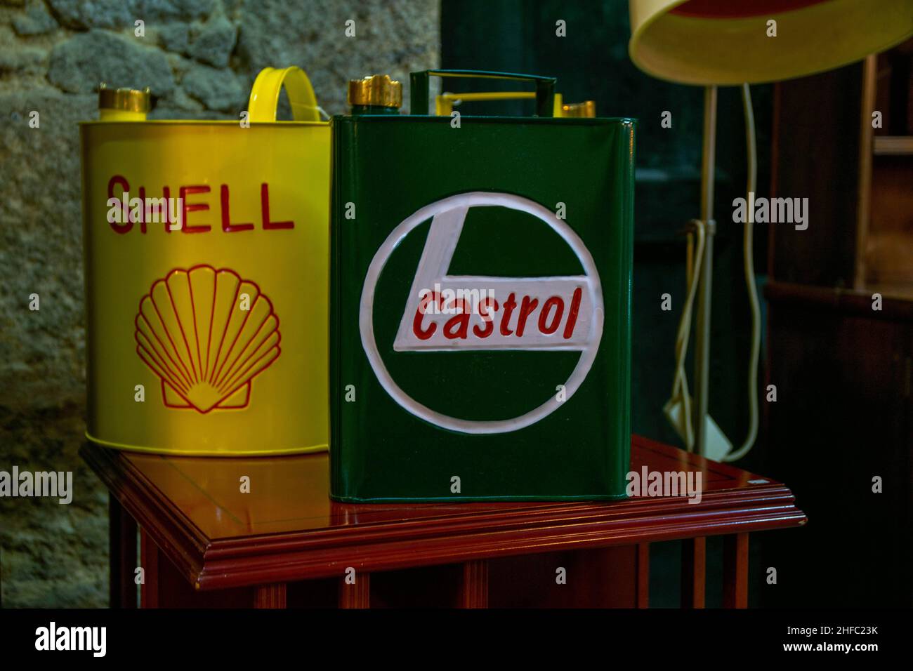 Porto, Portugal - 18 Nov 2020: Alte alte alte Shell und Castrol Ölkanister auf einem Holztisch in einem Haus. Einrichtung im Retro-Stil der alten Schule. Retro l Stockfoto