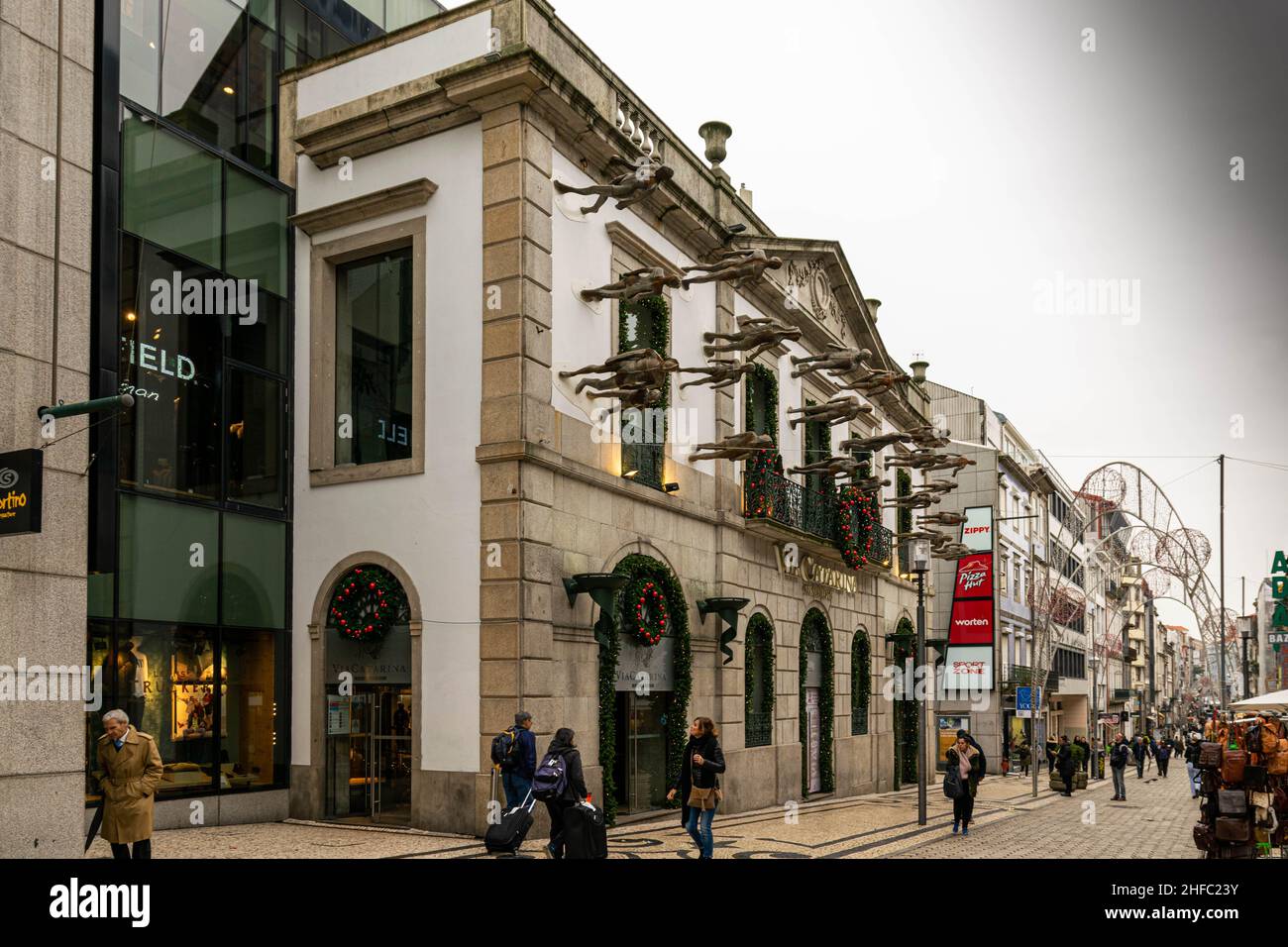Porto, Portugal - 19 Nov 2019: Portugal Oporto Porto Rua Santa Caterina die weniger befahrene Straße von Paulo Ramunni 22 Figuren lebensgroße Glasfaserwand Stockfoto