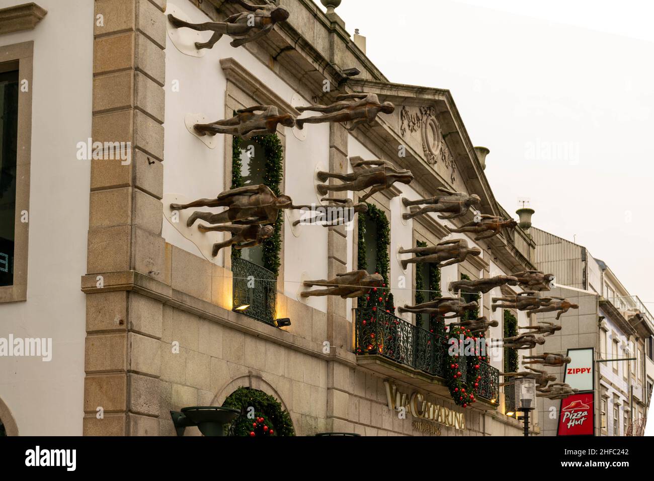 Porto, Portugal - 19 Nov 2019: Portugal Oporto Porto Rua Santa Caterina die weniger befahrene Straße von Paulo Ramunni 22 Figuren lebensgroße Glasfaserwand Stockfoto