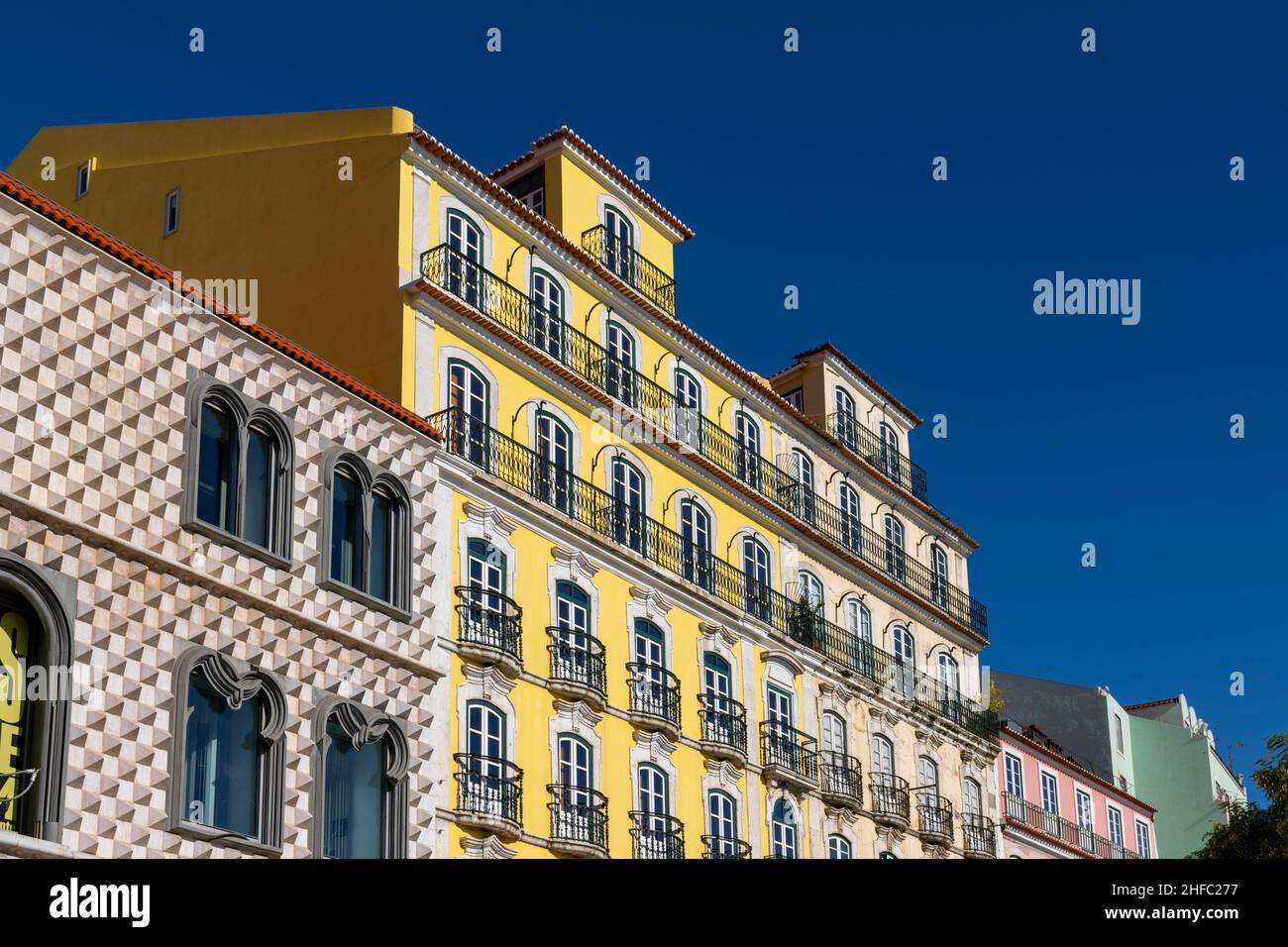 Typische, traditionelle, helle, farbenfrohe und lebendige Gebäude in Lissabon, Portugal. Picture Perfect Postkarte. Besuchen Sie Lisboa Concept. Reisehintergrund Stockfoto