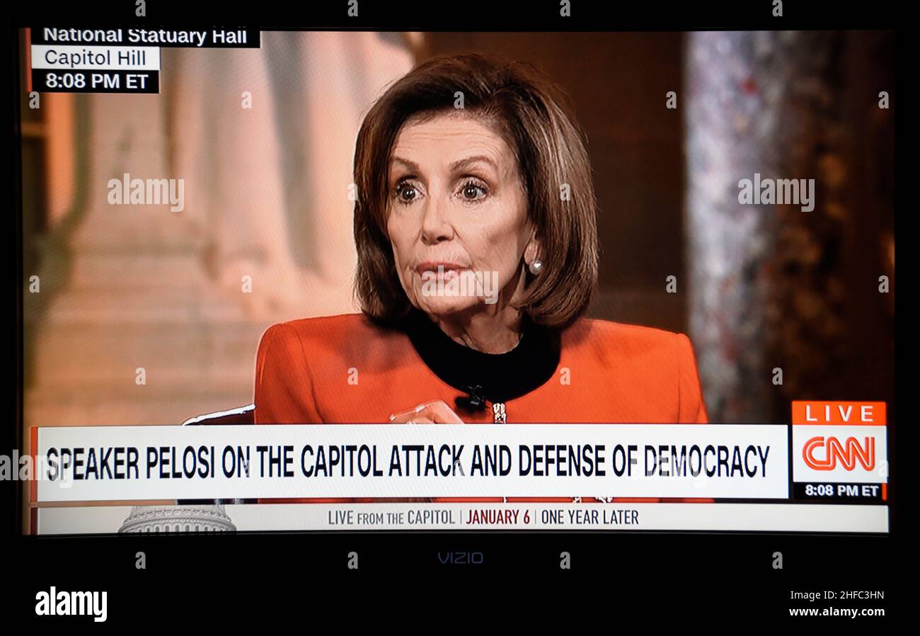 Screenshot der CNN-Sendung der US-Sprecherin Nancy Pelosi, die zum einjährigen Jahrestag des Angriffs auf das US-Kapitol am 6. Januar 2021 sprach. Stockfoto