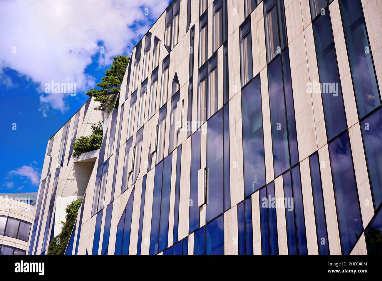 Modernes, nachhaltiges Düsseldorfer Gebäude „Kö-Bogen“, entworfen vom New Yorker Stararchitekten Daniel Libeskind, mit Pflanzen in der Fassade. Stockfoto