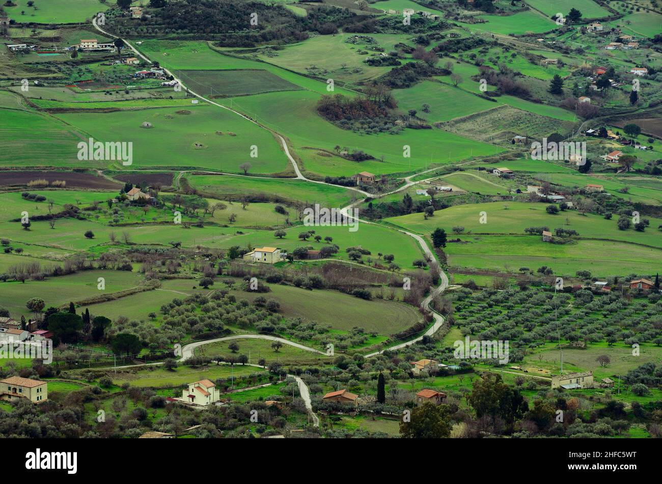 Winterfarbe der sizilianischen ländlichen Landschaft mit Bauernhäusern auf grünen Feldern Stockfoto