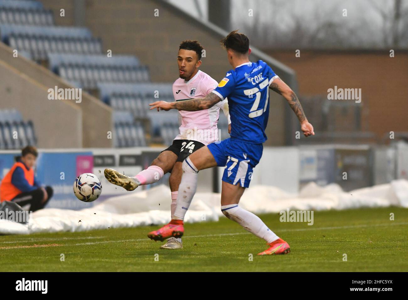 COLCHESTER, GROSSBRITANNIEN. JAN 15th Remeao Hutton von Barrow kämpft während des Sky Bet League 2-Spiels zwischen Colchester United und Barrow am Samstag, dem 15th. Januar 2022, im JobServe Community Stadium in Colchester um den Besitz mit Cameron Coxe von Colchester. (Kredit: Ivan Yordanov | MI Nachrichten) Kredit: MI Nachrichten & Sport /Alamy Live Nachrichten Stockfoto