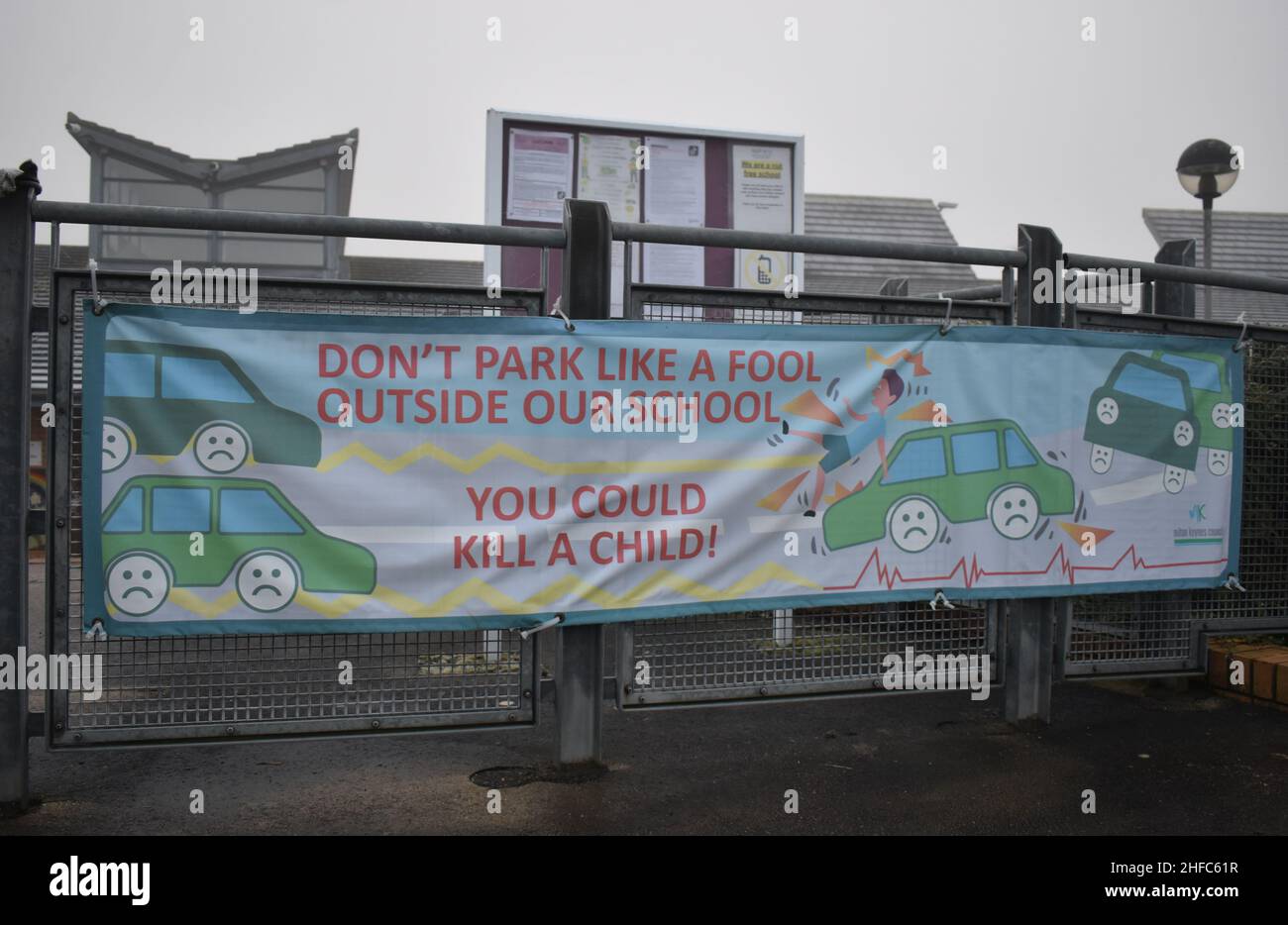 Parkschild an einer Schule in Milton Keynes: „Parken Sie nicht wie ein Narr außerhalb unserer Schule. Du könntest ein Kind töten!“ Stockfoto