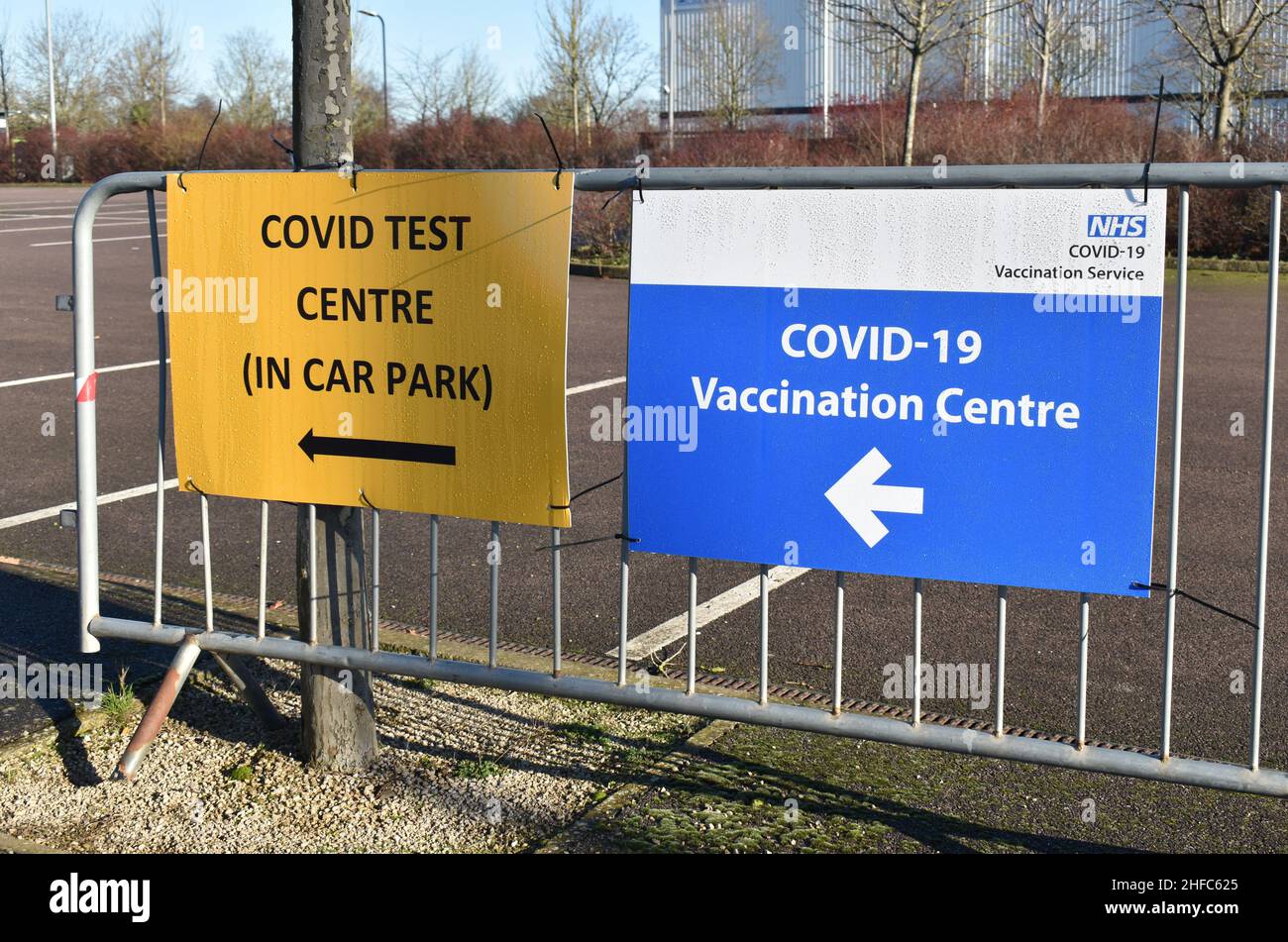 Schilder, die den Weg zum Impfzentrum Covid-19 und zum Testzentrum zeigen. Stockfoto