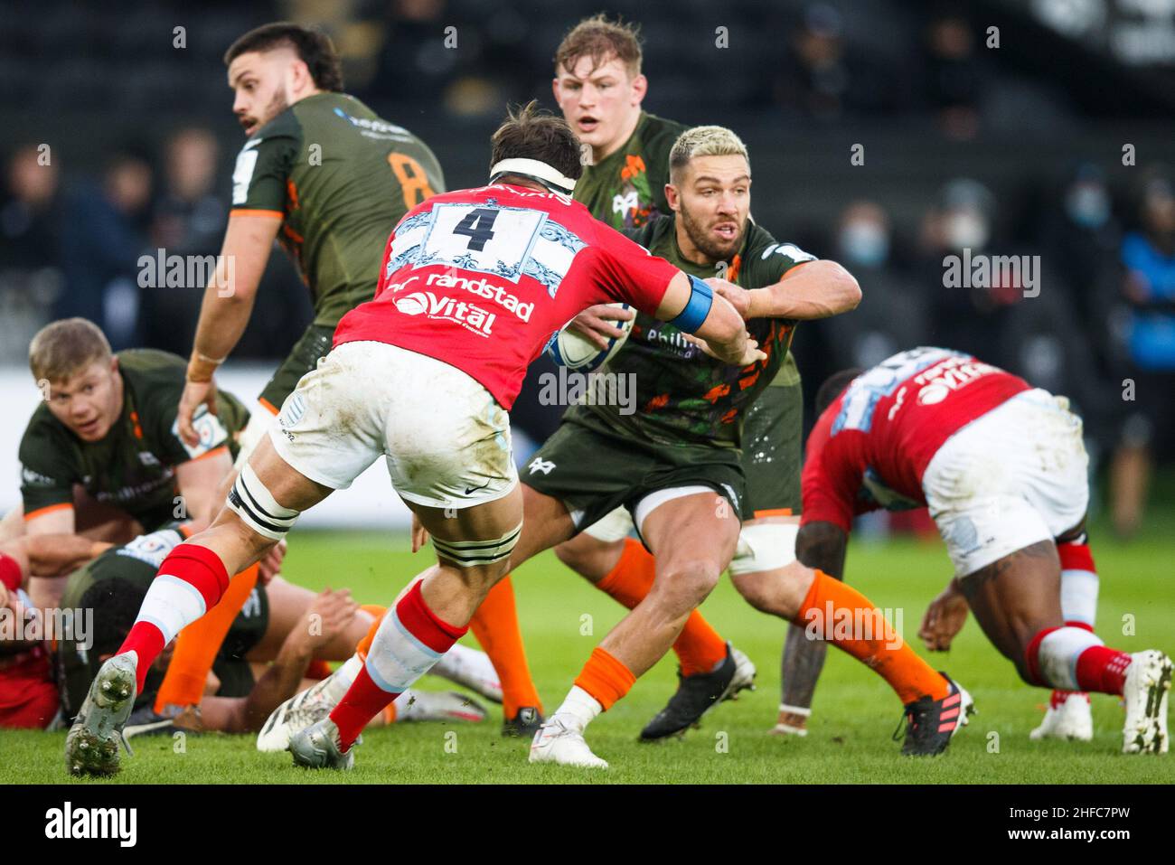 Swansea, Großbritannien. 15. Januar 2022. Ospreys Scrum Half Rhys Webb wird während des EPCR Champions Cup Rugby-Spiels von Ospreys gegen Racing 92 von Racing 92 Lock Luke Jones angegangen. Kredit: Gruffydd Thomas/Alamy Stockfoto