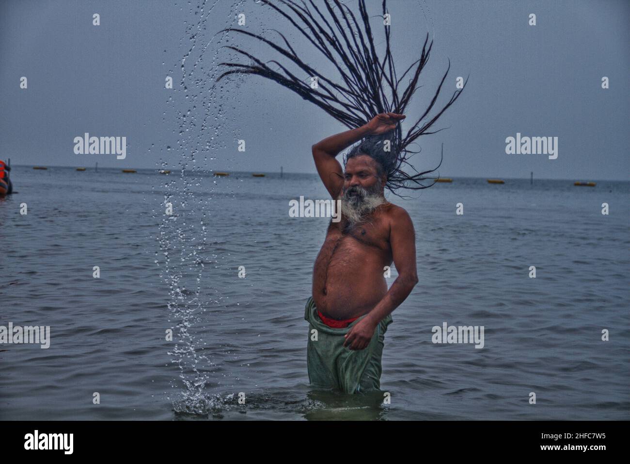 Alle Pilger und Sadhus werden für nahm Holy Bath auf Makar Sankranti Punyatithi genossen. Makar Sankranti oder Uttarayan oder Maghi oder einfach Sankranti, auch in Bangladesch und Westbengalen als Poush Sankranti bekannt, und in Nepal als Maghe Sankranti bedeutet sankranti hier ‘Transfer', dieser Tag gilt als Übergangstag der Sonne in den Steinbock. Jetzt bewegt sich die Sonne nach Norden im hinduistischen Kalender, der der Gottheit Surya (Sonne) gewidmet ist, werden viele einheimische Feste in ganz Indien organisiert. Es wird jedes Jahr beobachtet, wenn die Sonne in den Steinbock-Tierkreis eintritt, was dem Monat Januar entspricht Stockfoto