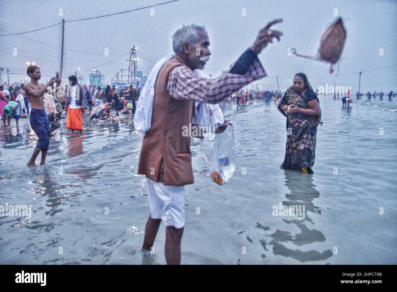 Alle Pilger und Sadhus werden für nahm Holy Bath auf Makar Sankranti Punyatithi genossen. Makar Sankranti oder Uttarayan oder Maghi oder einfach Sankranti, auch in Bangladesch und Westbengalen als Poush Sankranti bekannt, und in Nepal als Maghe Sankranti bedeutet sankranti hier ‘Transfer', dieser Tag gilt als Übergangstag der Sonne in den Steinbock. Jetzt bewegt sich die Sonne nach Norden im hinduistischen Kalender, der der Gottheit Surya (Sonne) gewidmet ist, werden viele einheimische Feste in ganz Indien organisiert. Es wird jedes Jahr beobachtet, wenn die Sonne in den Steinbock-Tierkreis eintritt, was dem Monat Januar entspricht Stockfoto