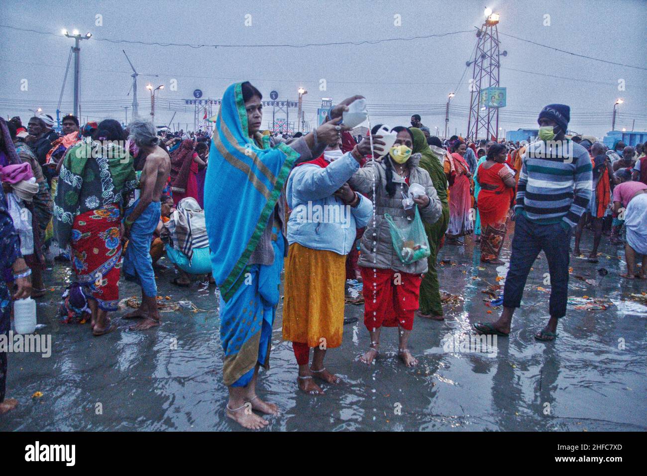 Alle Pilger und Sadhus werden für nahm Holy Bath auf Makar Sankranti Punyatithi genossen. Makar Sankranti oder Uttarayan oder Maghi oder einfach Sankranti, auch in Bangladesch und Westbengalen als Poush Sankranti bekannt, und in Nepal als Maghe Sankranti bedeutet sankranti hier ‘Transfer', dieser Tag gilt als Übergangstag der Sonne in den Steinbock. Jetzt bewegt sich die Sonne nach Norden im hinduistischen Kalender, der der Gottheit Surya (Sonne) gewidmet ist, werden viele einheimische Feste in ganz Indien organisiert. Es wird jedes Jahr beobachtet, wenn die Sonne in den Steinbock-Tierkreis eintritt, was dem Monat Januar entspricht Stockfoto